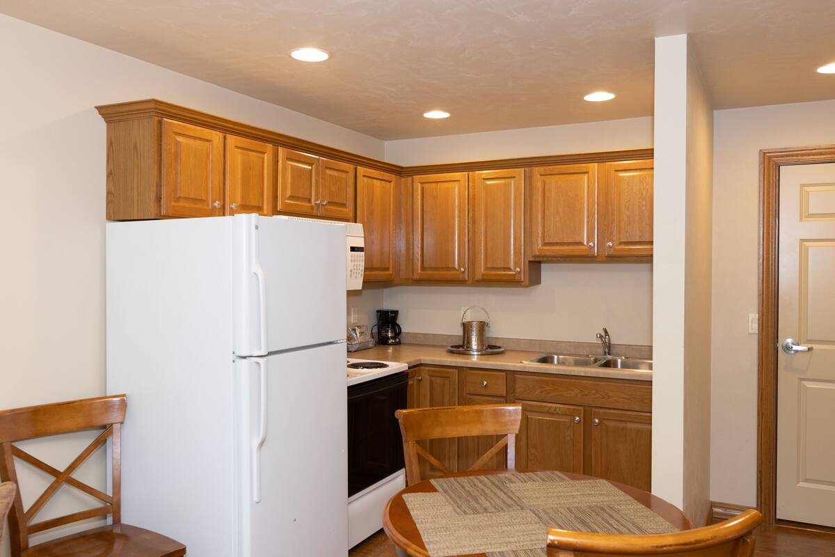 trailside one bedroom suite | private kitchen | fridge, microwave, coffee/tea maker, dining tables