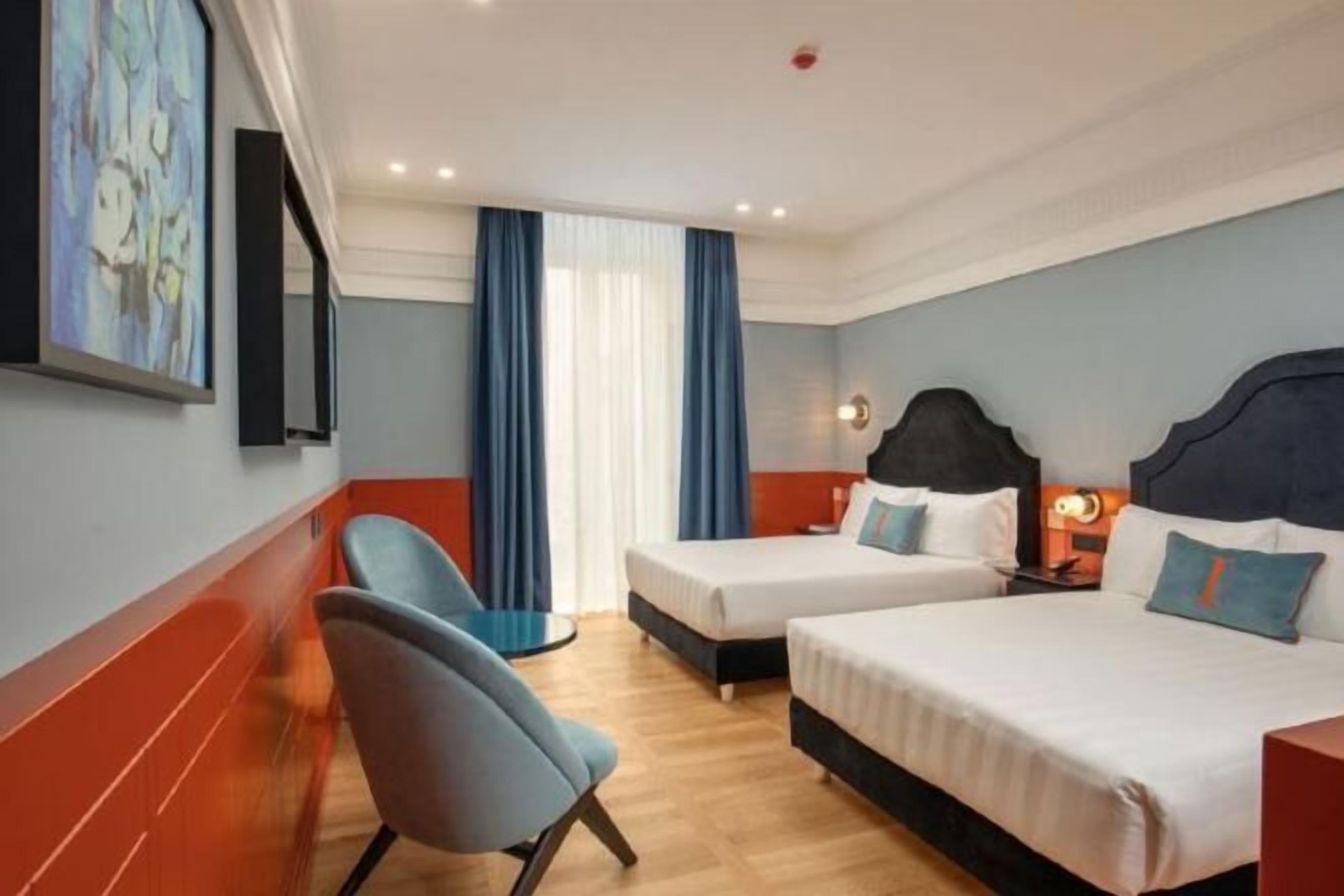 Luxe beddengoed, donzen dekbedden, een minibar, een kluis op de kamer