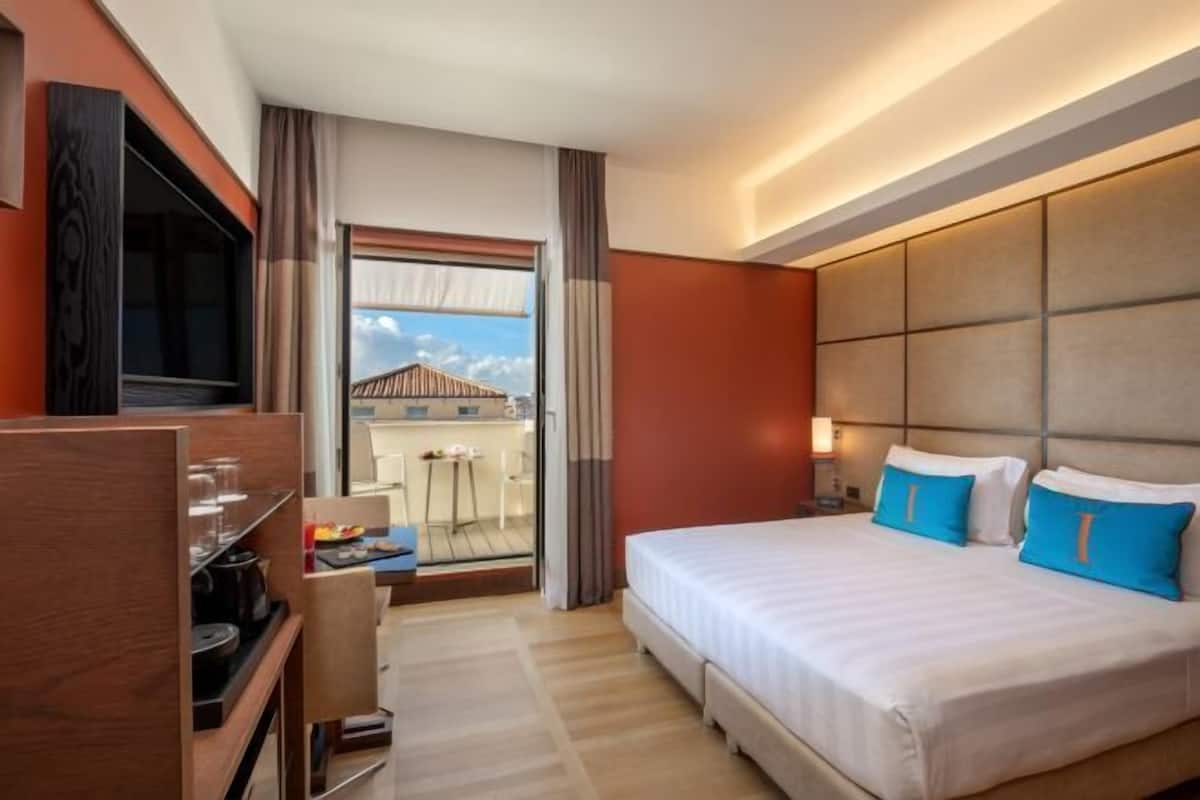 Premium bedding, down duvets, minibar, in-room safe