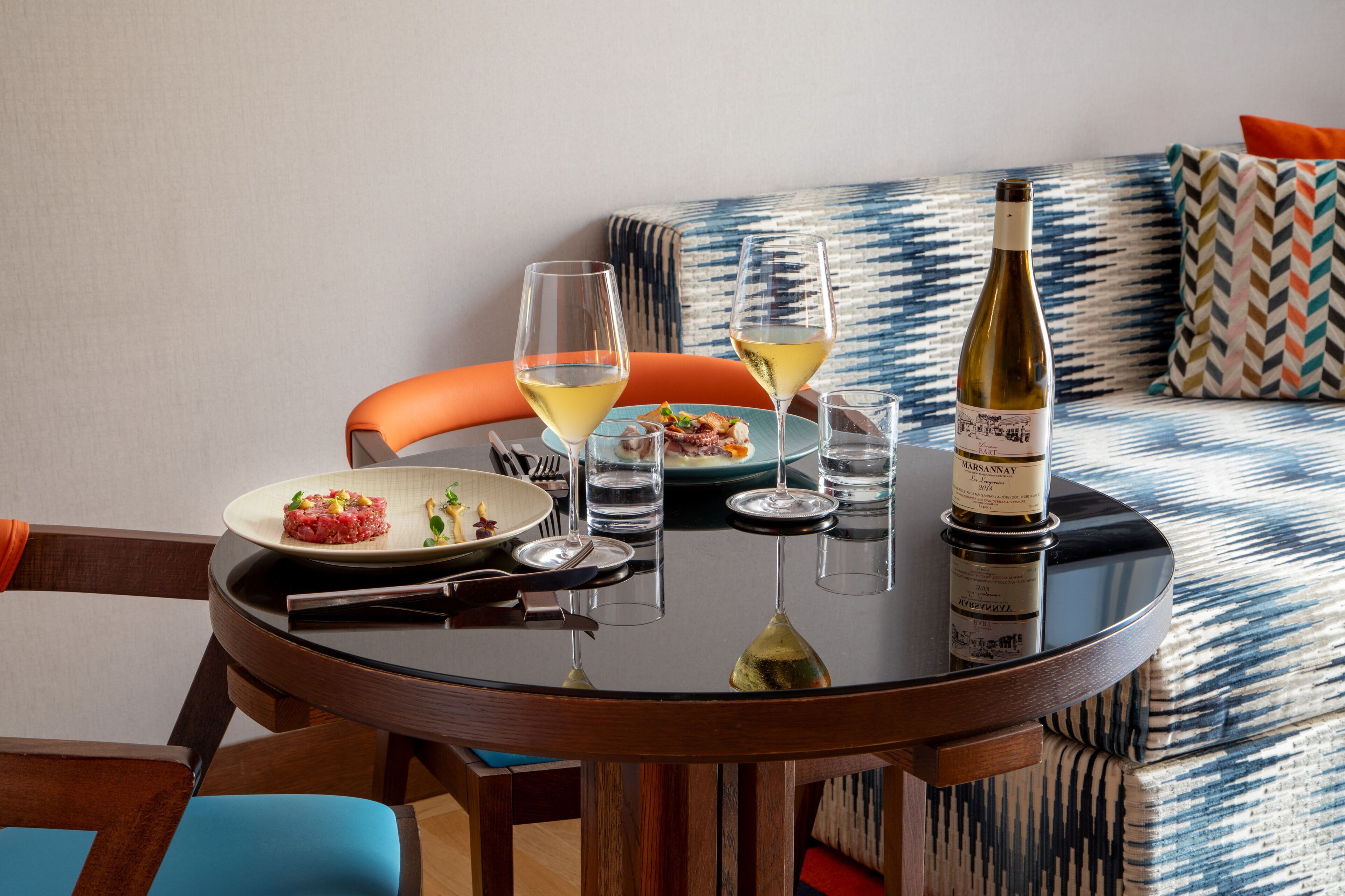 family room | 1 bedroom, premium bedding, down duvets, minibar