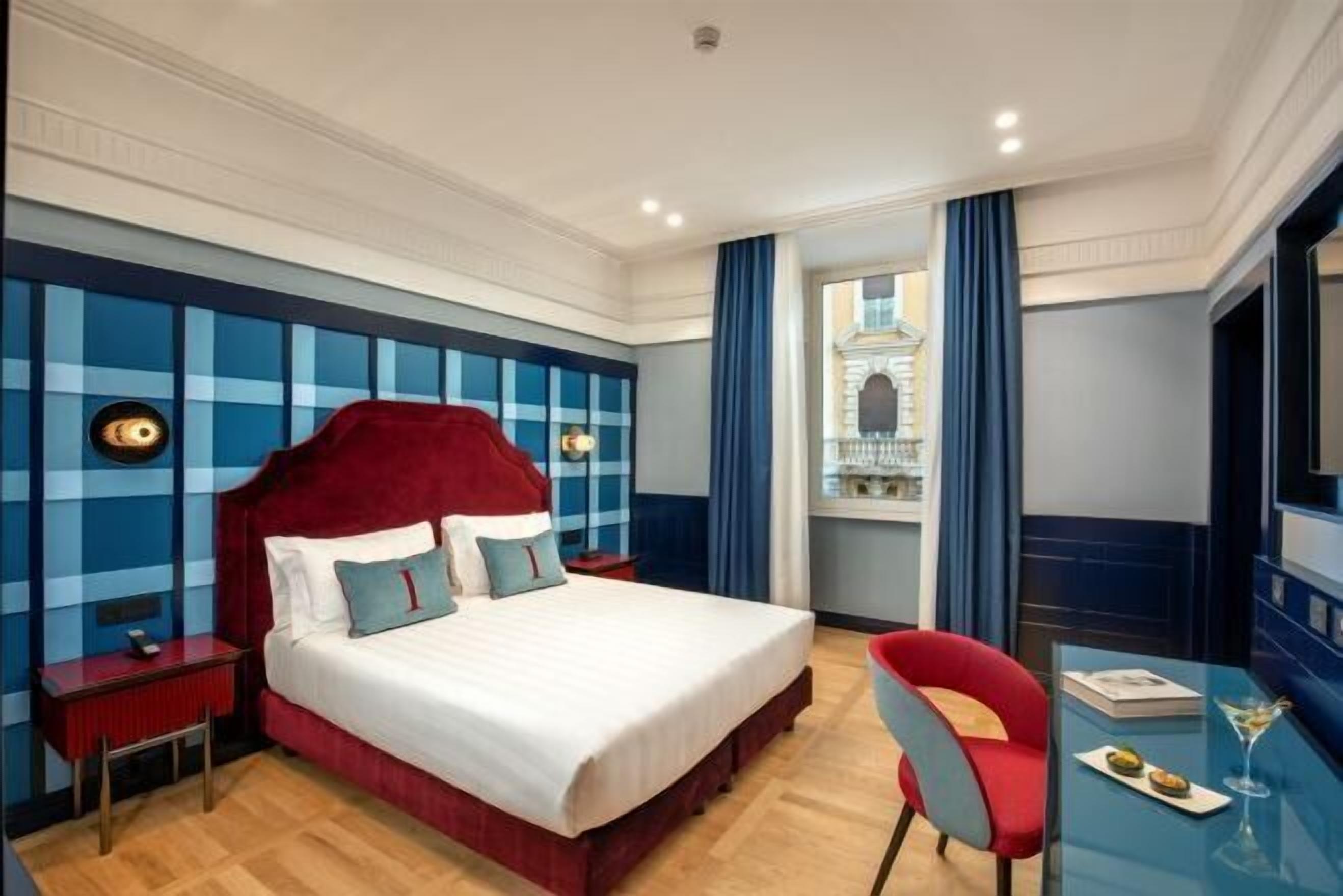Luxe beddengoed, donzen dekbedden, een minibar, een kluis op de kamer