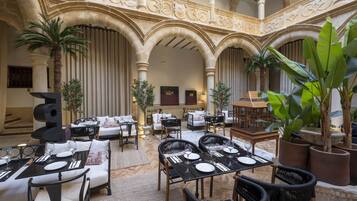 Dagelijks ontbijtbuffet (EUR 12.50 per persoon)