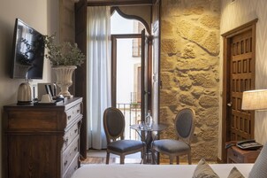 Habitación Deluxe doble | Sábanas de algodón egipcio, edredones de plumas, minibar y caja fuerte