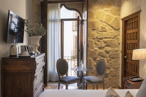 Chambre Double Deluxe | Draps en coton égyptien, couette en duvet d'oie, minibar