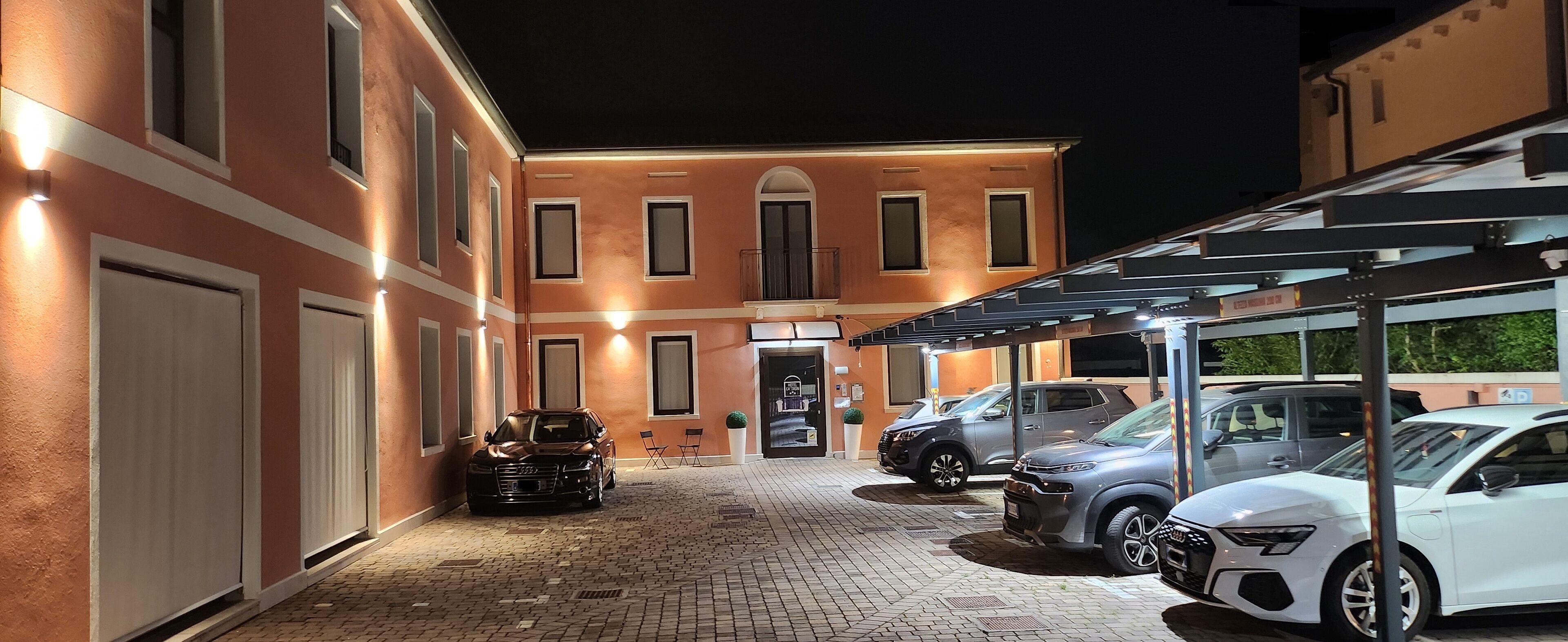 ด้านหน้าที่พัก