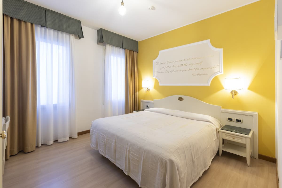 Classic Double Room | Meja, Wi-fi percuma