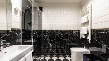 Un bagno moderno con pavimento a scacchi, cabina doccia in vetro e parete rivestita in piastrelle bianche.