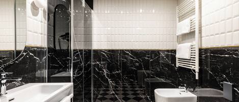Un bagno moderno con pavimento a scacchi, cabina doccia in vetro e parete rivestita in piastrelle bianche.
