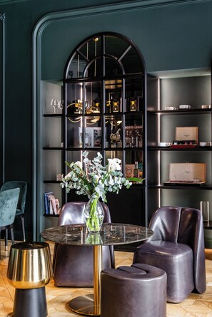 Lobby sitting area - Hotel Continentale (Trieste)