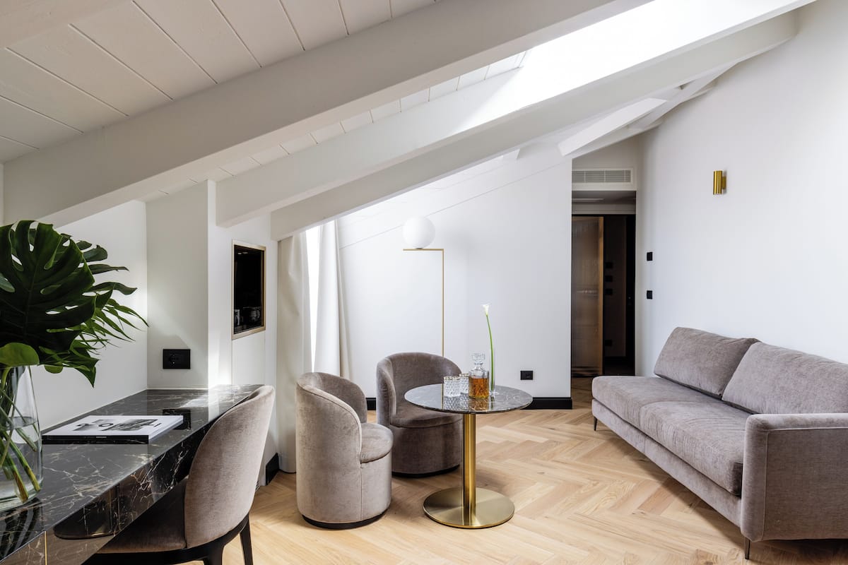 junior suite deluxe | 1 bedroom, hypo-allergenic bedding, down duvets, minibar