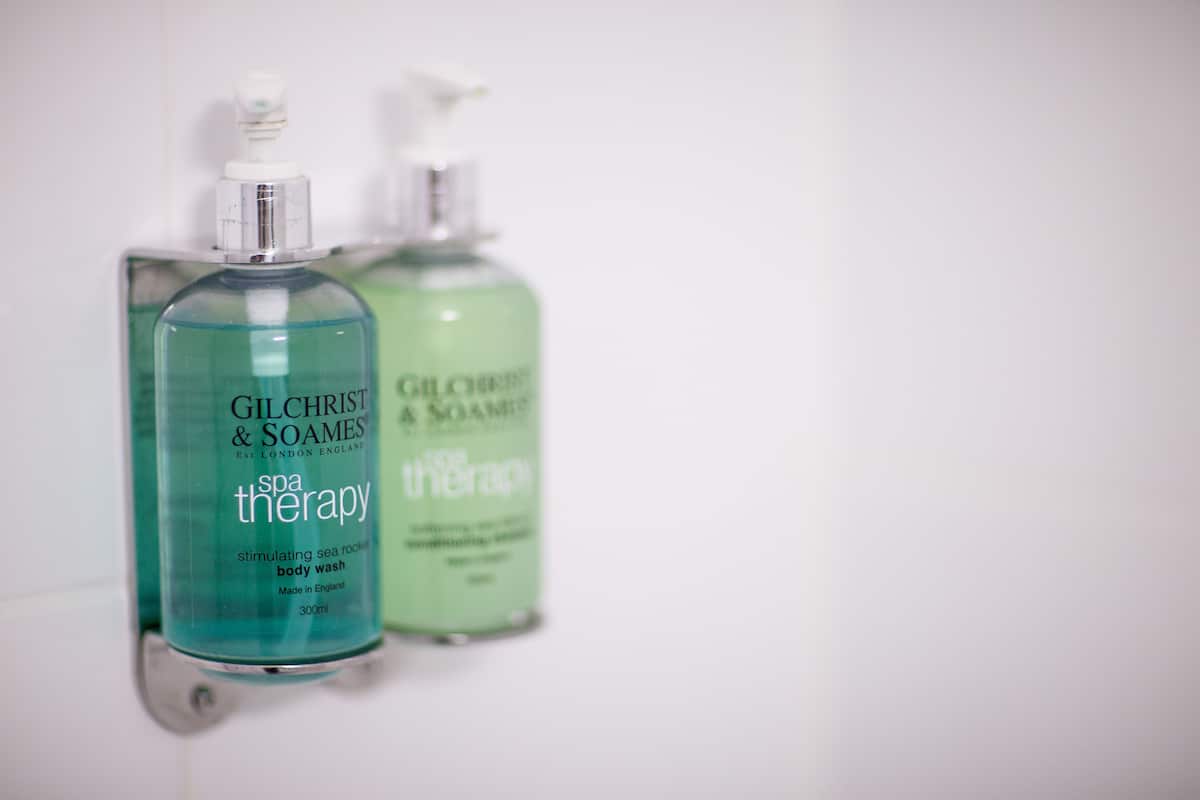 combined shower/bathtub, deep-soaking bathtub, free toiletries