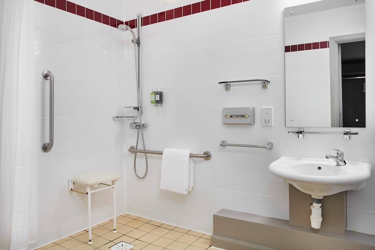 combined shower/bathtub, deep-soaking bathtub, free toiletries