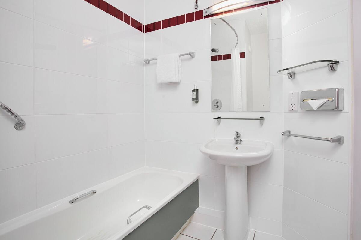 combined shower/bathtub, deep-soaking bathtub, free toiletries