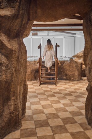 Couples treatment room(s), sauna, hot tub, steam room, body treatments