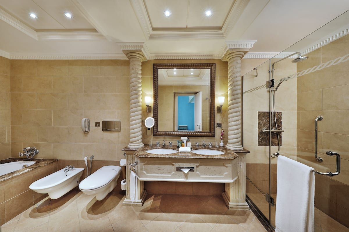 separate bathtub and shower, rainfall showerhead, free toiletries