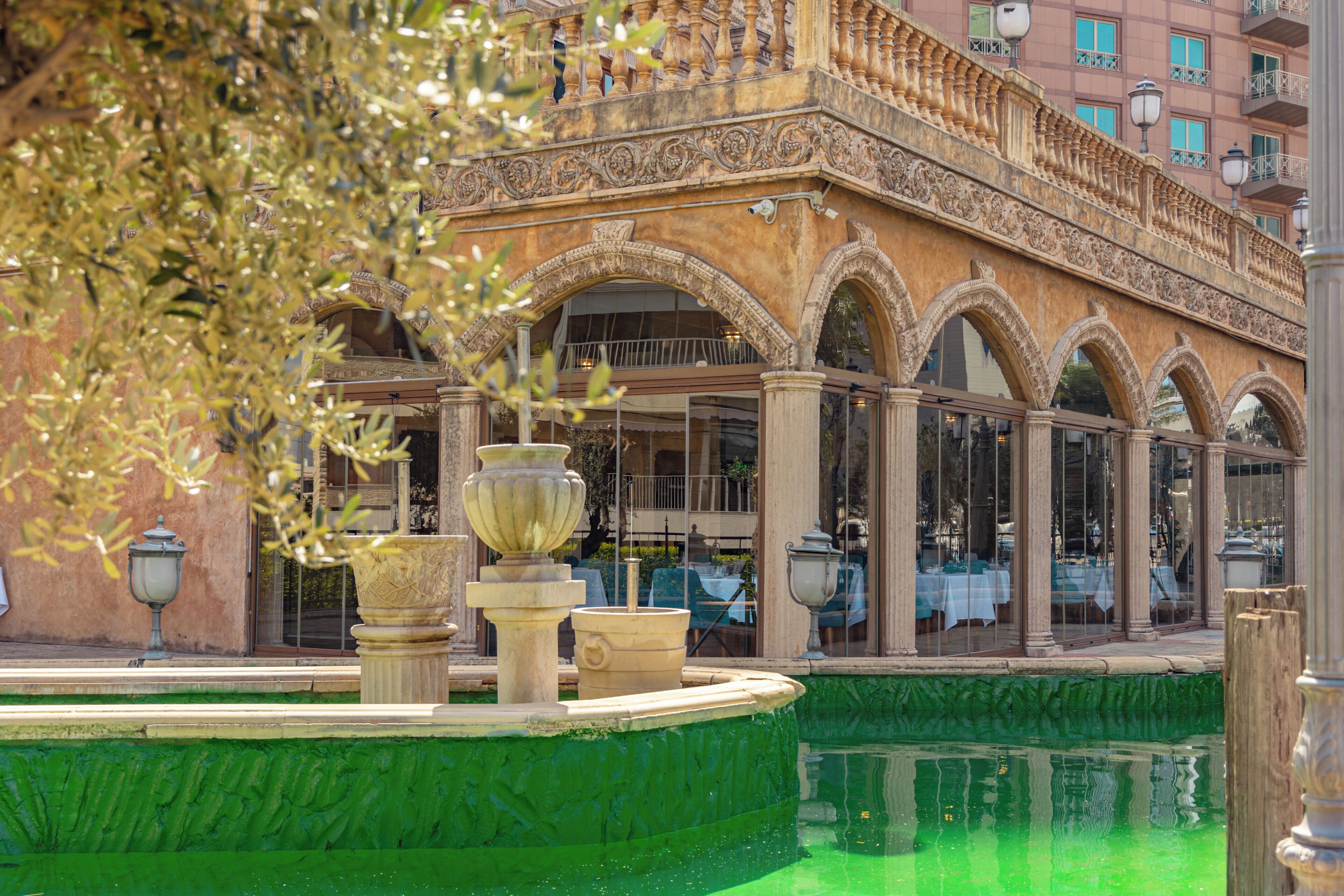 5 restaurants, breakfast, lunch, dinner served; international cuisine