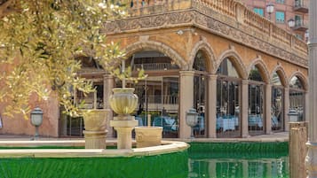 5 restaurantes; se sirven desayunos, almuerzos y cenas