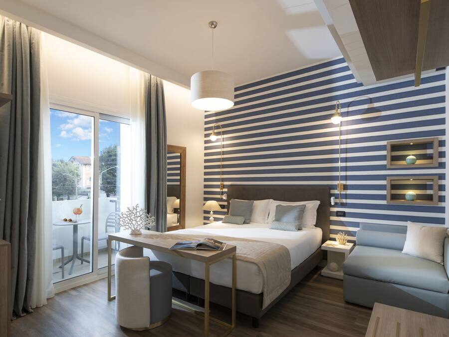 Executive Double Room | Minibar, in-room safe, soundproofing, free WiFi