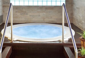 Indoor spa tub