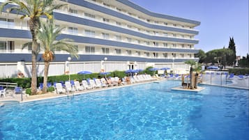 Piscine couverte, 2 piscines extérieures, parasols de plage