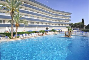 Indendørs pool, 2 udendørs pools, parasoller, liggestole