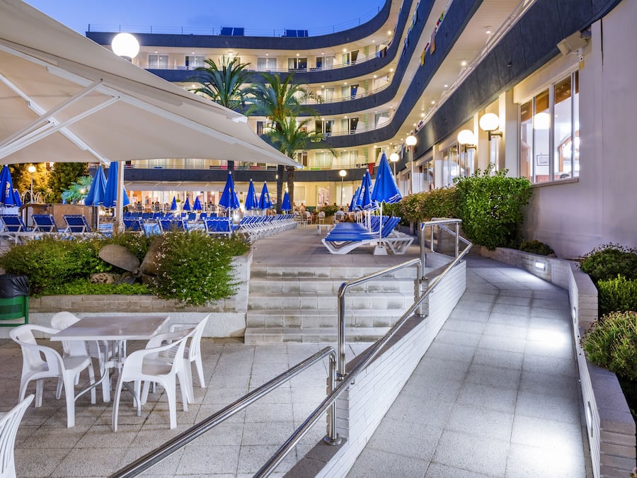 Piscine couverte, 2 piscines extérieures, parasols de plage