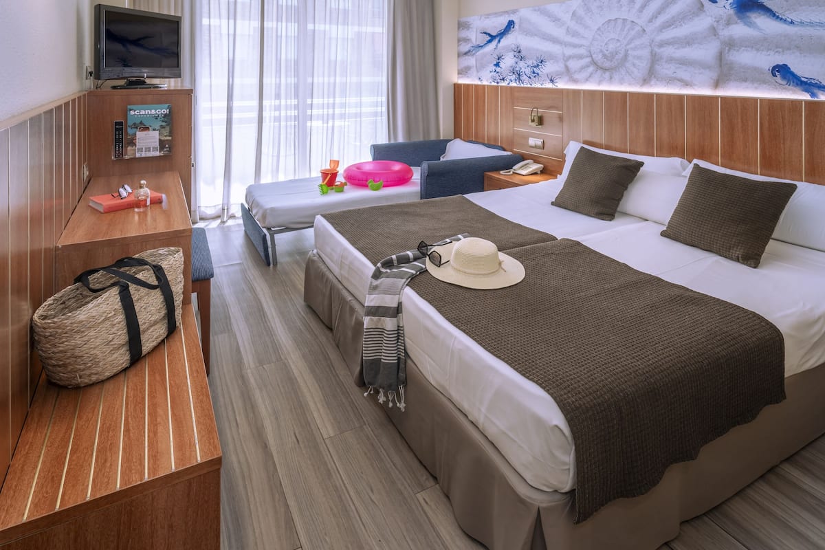 Minibar, meja kerja, tirai kedap cahaya, dan kedap suara
