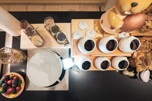 Se ofrece un desayuno bufé (22 EUR por persona)