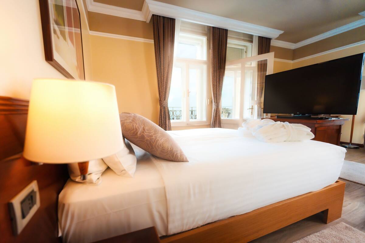 suite, balcony, sea view | down duvets, minibar, in-room safe, desk