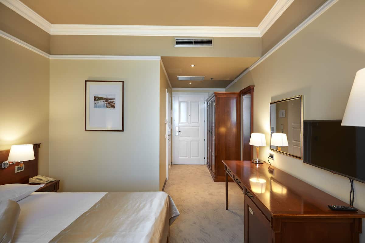 Edredón, minibar, caja de seguridad en la habitación y escritorio
