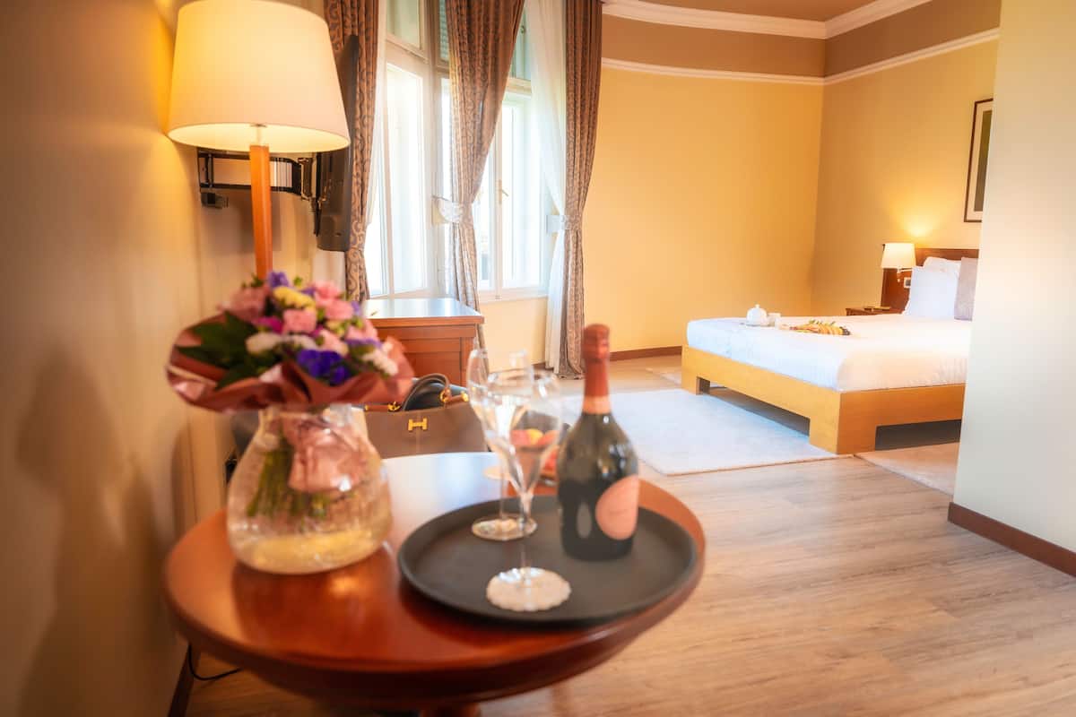 junior suite, park view | down duvets, minibar, in-room safe, desk