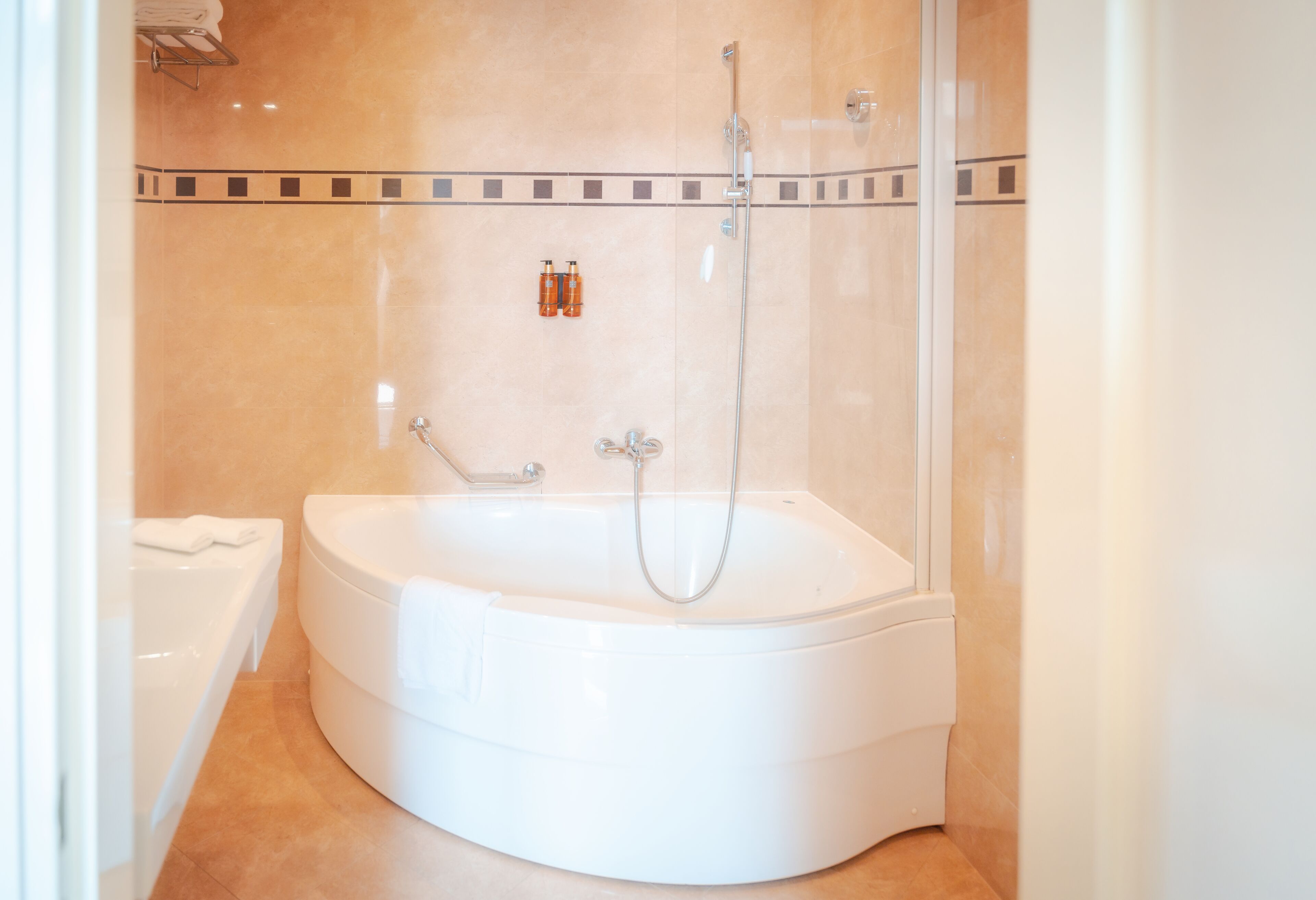 suite, balcony, sea view | bathroom | bathtub, free toiletries, hair dryer, towels