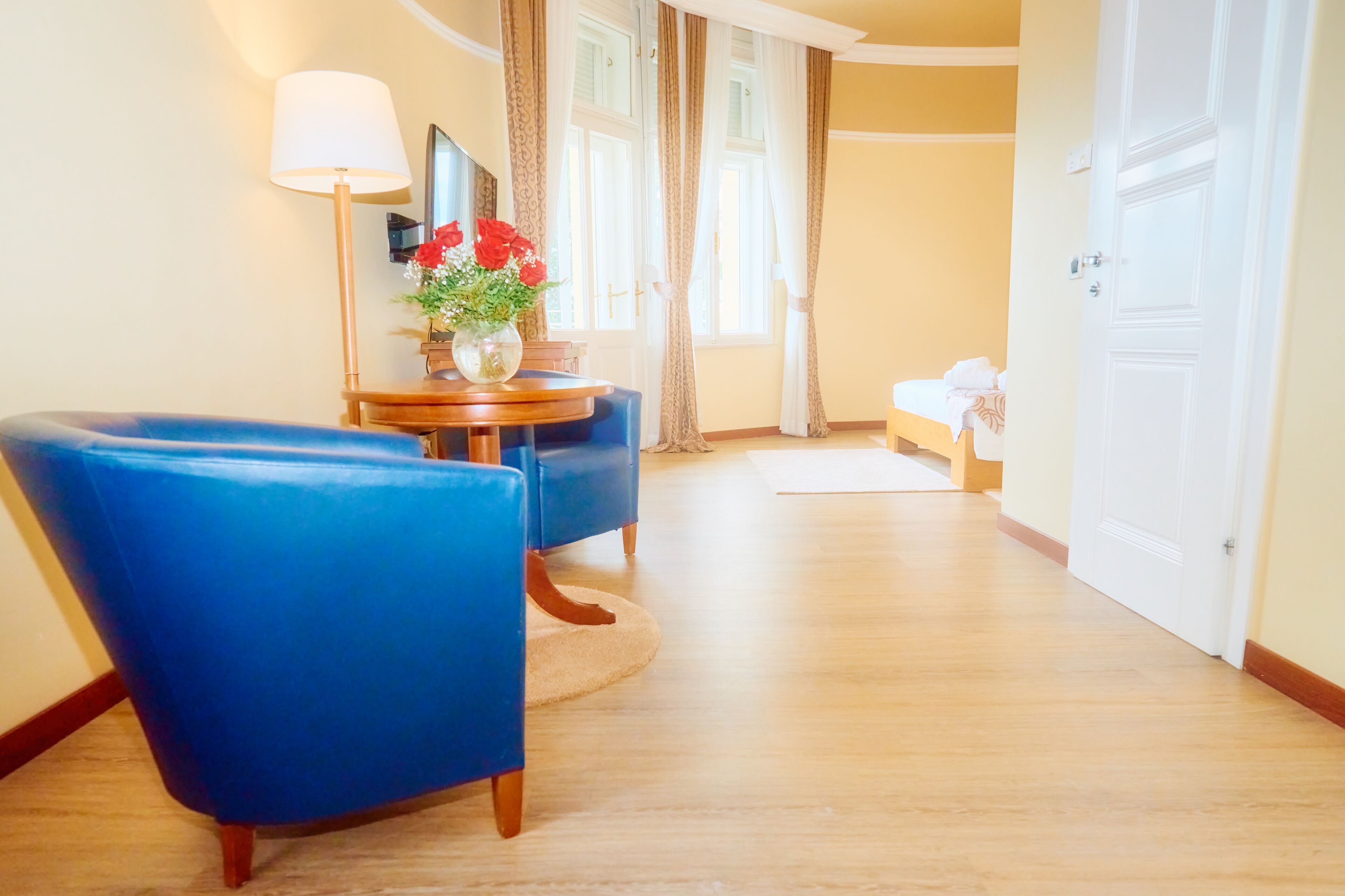 junior suite, balcony, sea view | down duvets, minibar, in-room safe, desk