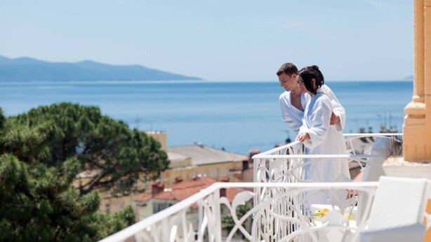 A balcony with a view of the sea and buildings. - BRISTOL Hotel Opatija (Opatija)