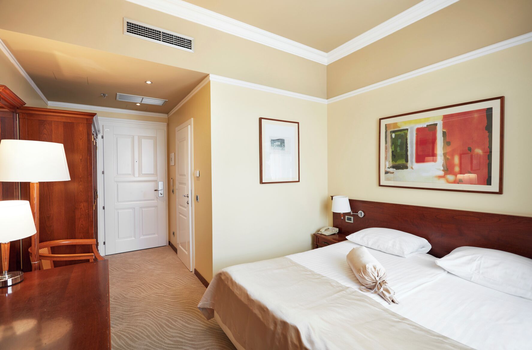 Couette en duvet d'oie, minibar, coffres-forts dans les chambres, bureau