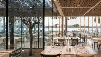 Se sirven desayunos, almuerzos y cenas; con vista a la piscina