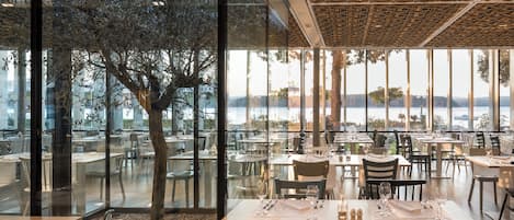 Serveert ontbijt, lunch, diner, uitzicht op het zwembad