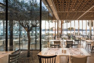 Se sirven desayunos, almuerzos y cenas (con vistas a la piscina) 