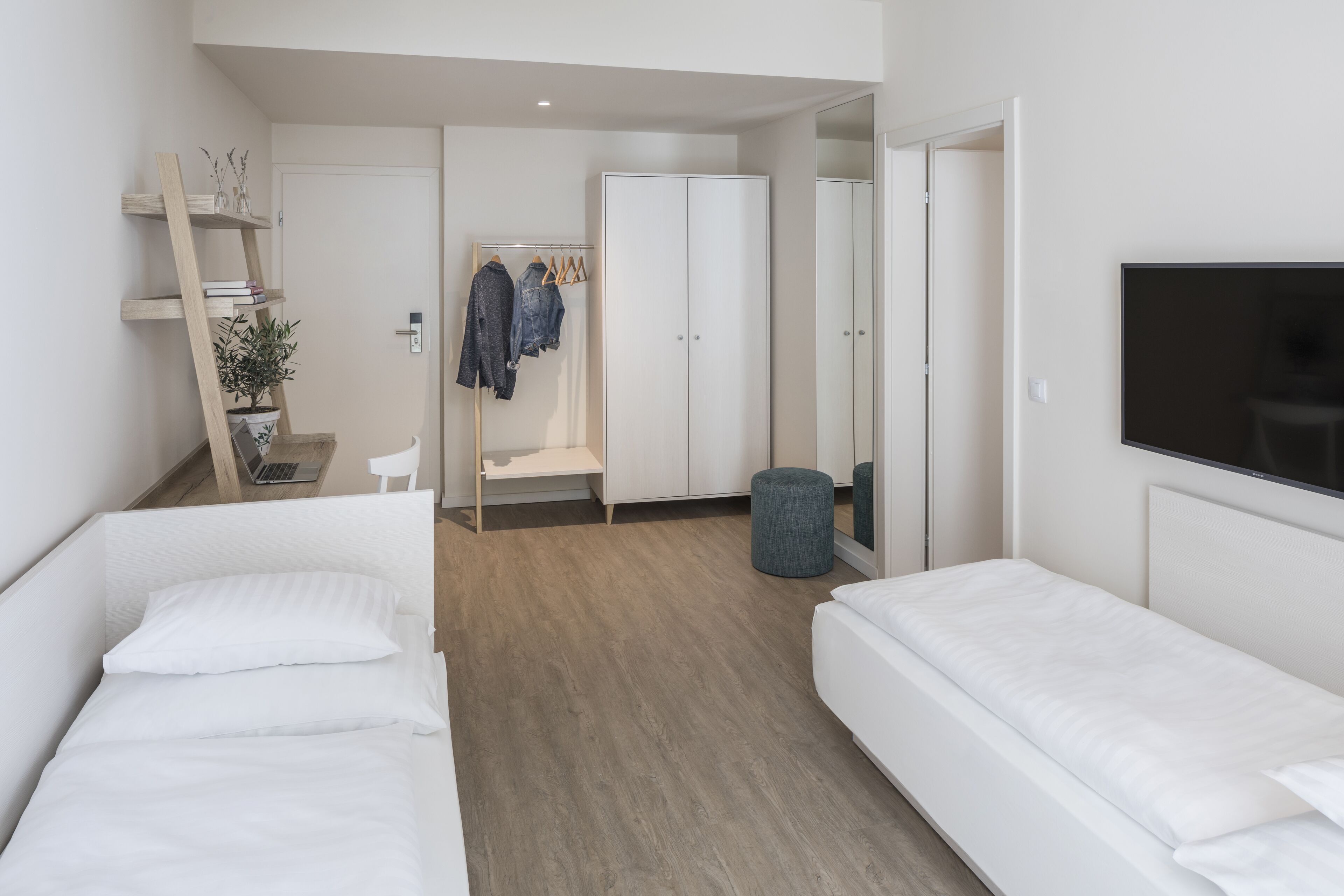 family room | minibar, in-room safe, desk, free wifi