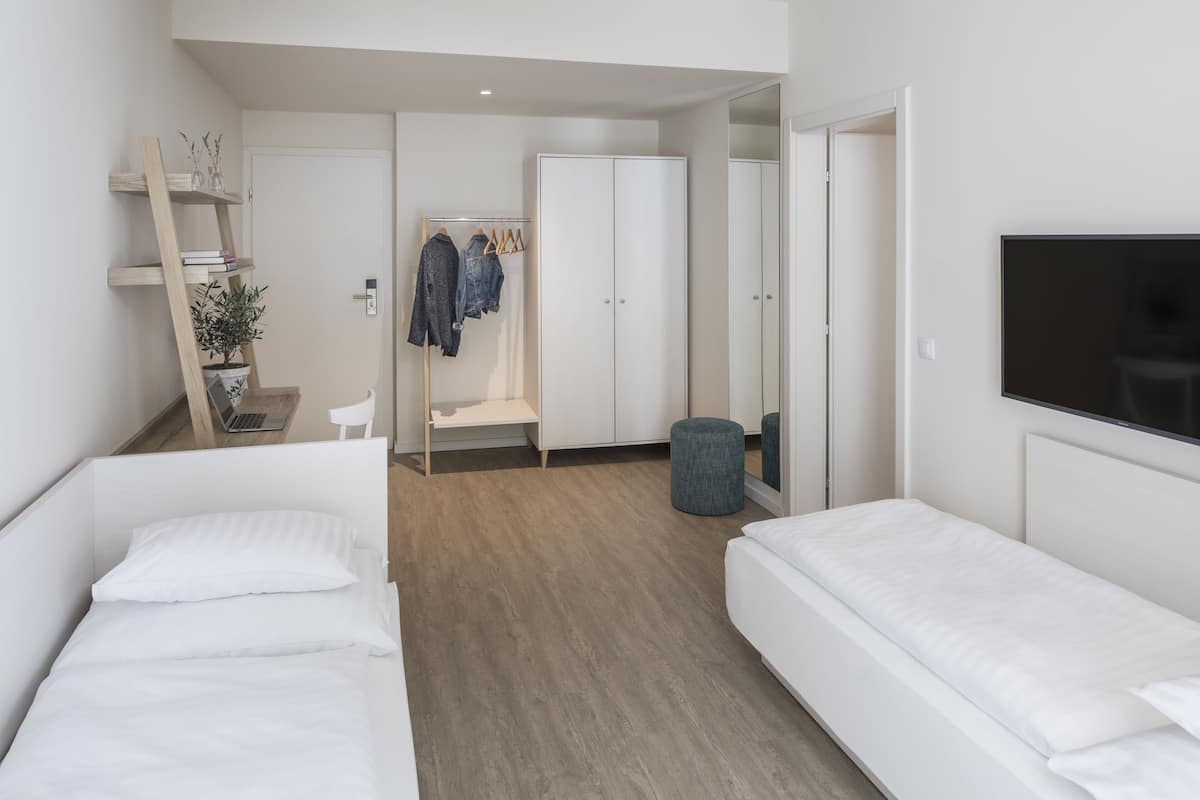 family room | minibar, in-room safe, desk, free wifi