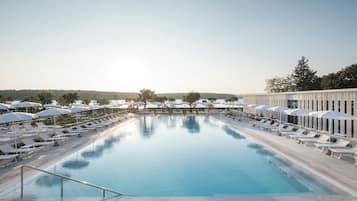 Piscina externa, guarda-sóis, espreguiçadeiras