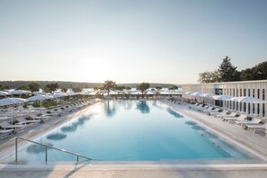 Outdoor pool, pool umbrellas, pool loungers - Falkensteiner Hotel Park Punat (Punat)
