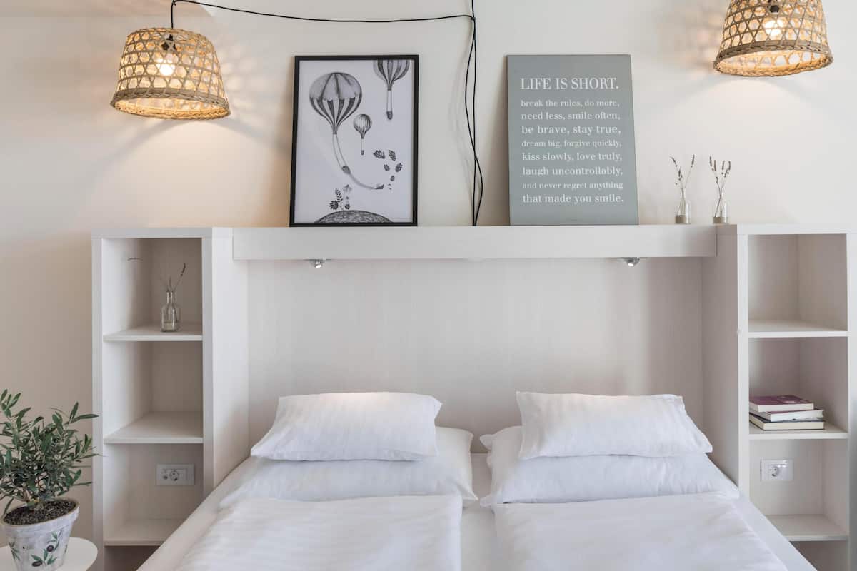 Minibar, in-room safe, desk, WiFi (free)