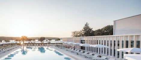 Piscine extérieure, parasols, chaises longues