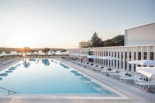 Piscine extérieure, parasols de plage, chaises longues