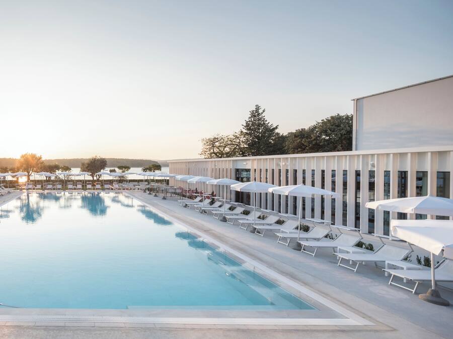 Piscina a l'aire lliure, para-sols i gandules