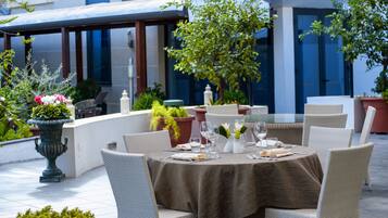 Breakfast, lunch, dinner served; Regional cuisine, alfresco dining