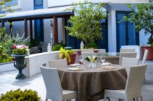 Breakfast, lunch, dinner served; Regional cuisine, al fresco dining 