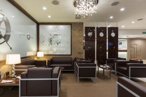 Lobby sitting area - Magris Hotel (Naples)