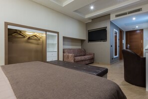 Egyptian cotton sheets, premium bedding, minibar, in-room safe - Magris Hotel (Naples)